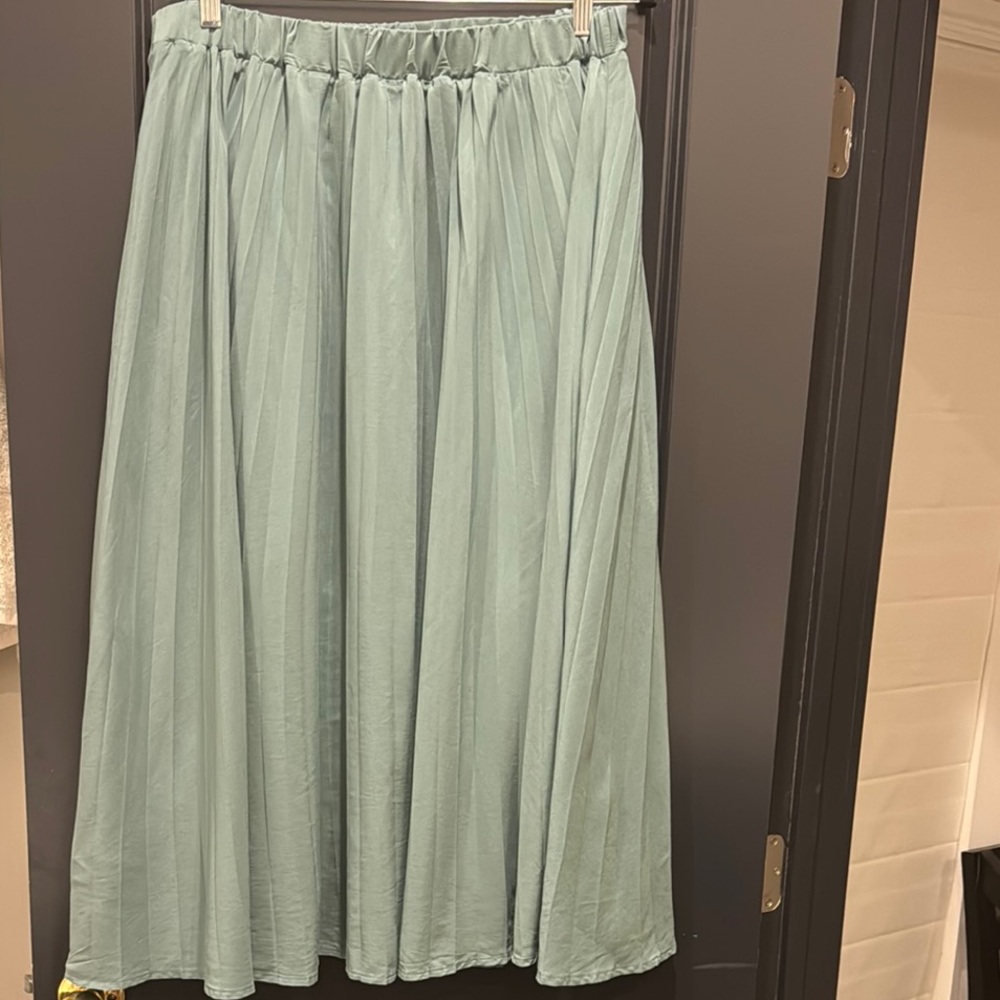 Elegant Green Pleated Skirt